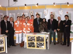 Volontari e componenti il consiglio direttivo dell'ANPAS Puglia con Gino Tritto nello stand allestito alla Settimana del Volontariato presso la Fiera del Levante di Bari