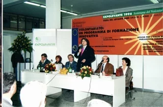 Gino Tritto mentre tiene una relazione presso la Fiera del Levante alla conferenza: il volontariato, un programma di formazione innovativo
