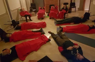 Soci di EDEN durante un esercizio di rilassamento