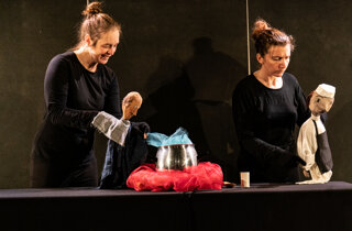 eyJmciI6IlNj6G5lIGRlIHRo6eJ0cmUgYXZlYyBtYXJpb25uZXR0ZSBldCBqZXUgZGUgbHVtaehyZS4ifQ==