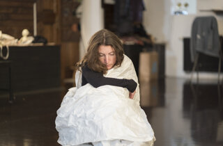 eyJmciI6IkNvcnBzIGVuIG1vdXZlbWVudCBldCBpbnRlcmFjdGlvbiBwb+l0aXF1ZSBhdmVjIGRlcyBvYmpldHMgc2ltcGxlcy4ifQ==