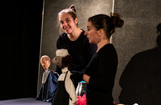 JTdCJTIyZnIlMjIlM0ElMjJUYWJsZSUyMGRlJTIwY3IlQzMlQTlhdGlvbiUyMHJlbXBsaWUlMjBkZSUyMG1hcmlvbm5ldHRlcyUyMGV0JTIwZCVFMiU4MCU5OWFjY2Vzc29pcmVzJTIwZGUlMjBzcGVjdGFjbGUuJTIyJTdE