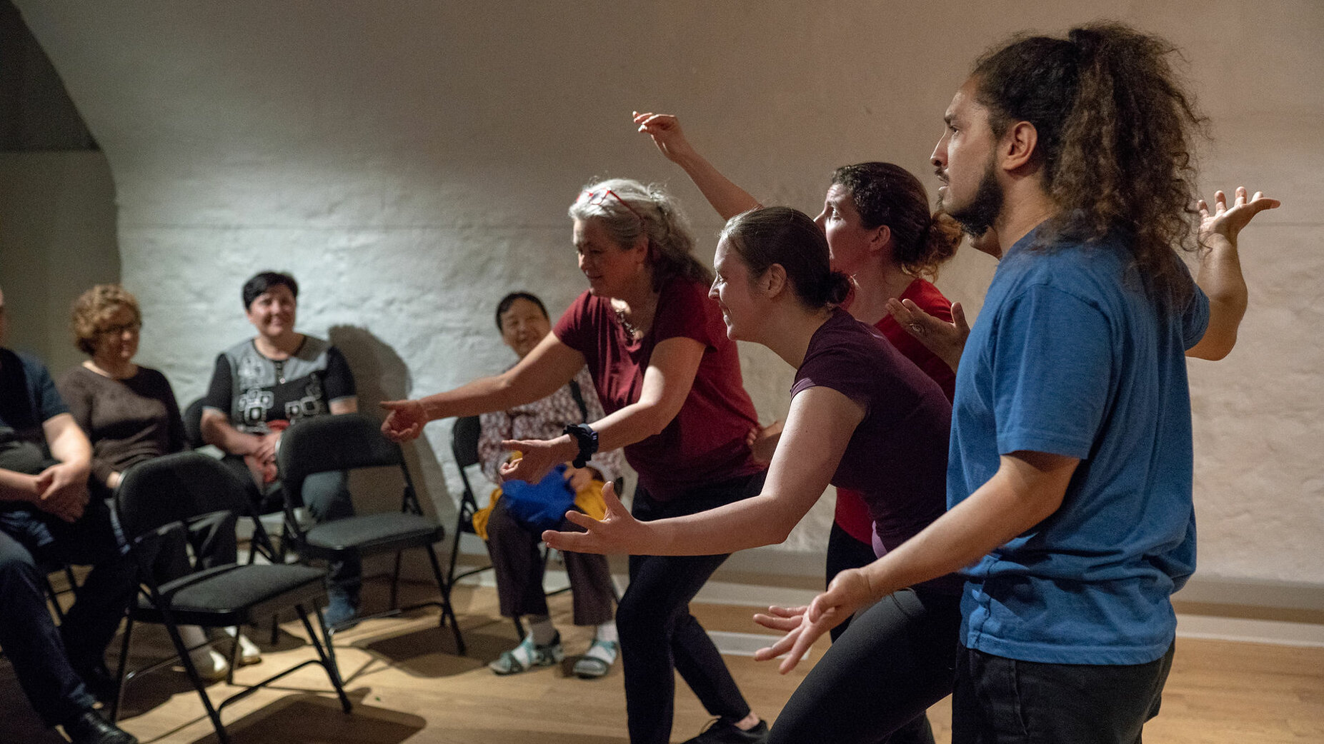 JTdCJTIyZnIlMjIlM0ElMjJHcm91cGUlMjBkZSUyMGNvbSVDMyVBOWRpZW5zJTIwZXQlMjBjb20lQzMlQTlkaWVubmVzJTIwZW4lMjBwbGVpbmUlMjBpbXByb3Zpc2F0aW9uJTIwbG9ycyUyMGQlRTIlODAlOTl1biUyMHNwZWN0YWNsZSUyMGRlJTIwdGglQzMlQTklQzMlQTJ0cmUlMjBwbGF5YmFjay4lMjIlN0Q=