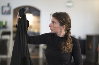 eyJmciI6Ik5hZGlhIENpY3VyZWwgZOl2ZWxvcHBlIHVuZSBwb+lzaWUgZHUgZ2VzdGUgYXZlYyBkZXMgbWF06XJpYXV4IGJydXRzLiJ9