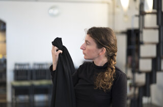 eyJmciI6Ik5hZGlhIENpY3VyZWwgZW4gcmVjaGVyY2hlIGNy6WF0aXZlLCBlbnRvdXLpZSBkZSBwYXBpZXJzIGV0IHRpc3N1cy4ifQ==