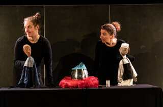 eyJmciI6IlNj6G5lIGRlIHRo6eJ0cmUgYXZlYyBtYXJpb25uZXR0ZSBldCBqZXUgZGUgbHVtaehyZS4ifQ==