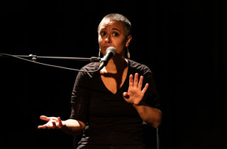 eyJmciI6IlBvcnRyYWl0IGRlcyBhcnRpc3RlcyBBbnRvbmlhIEhheXdhcmQsIE5hZGlhIENpY3VyZWwgZXQgTWFyaWUgQ29yc2VyaSwgY29tcGxpY2VzIHN1ciBzY+huZS4ifQ==