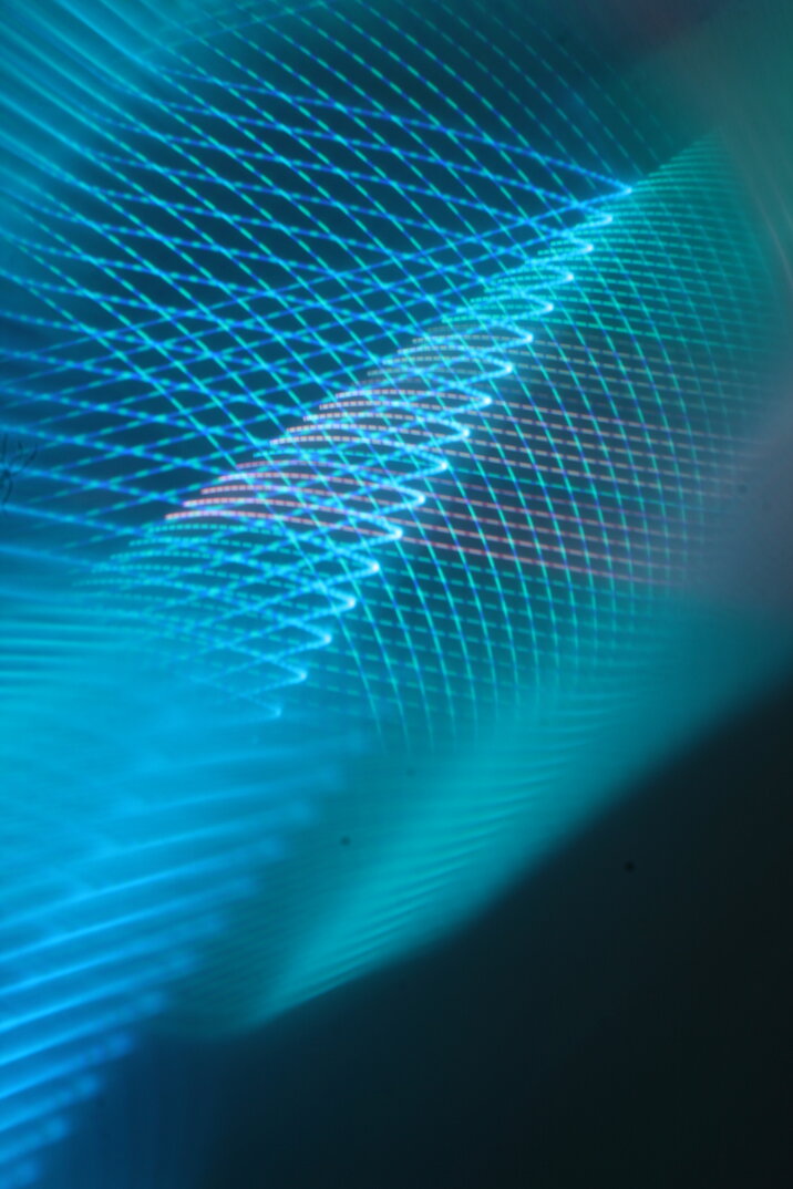 Rete luminosa astratta blu e verde, intelligenza artificiale e realtà virtuale