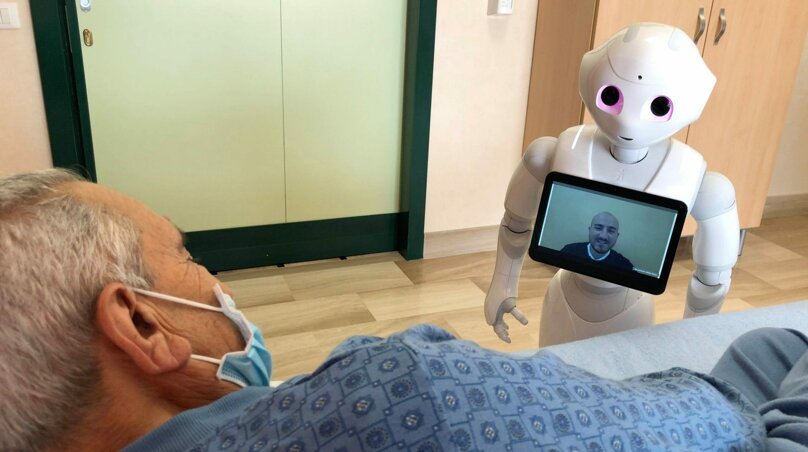 Robot interagisce con anziano in ospedale tramite videochiamata