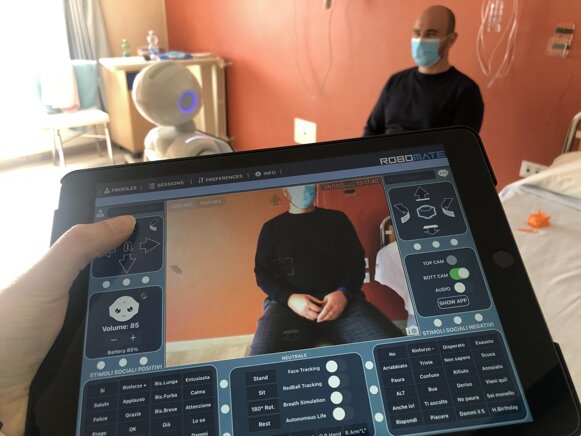 Robot in una stanza d'ospedale controllato tramite tablet