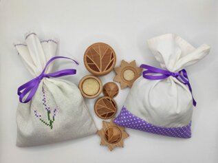 Sacchetti regalo artigianali con decorazioni in legno, con oli essenziali naturali.