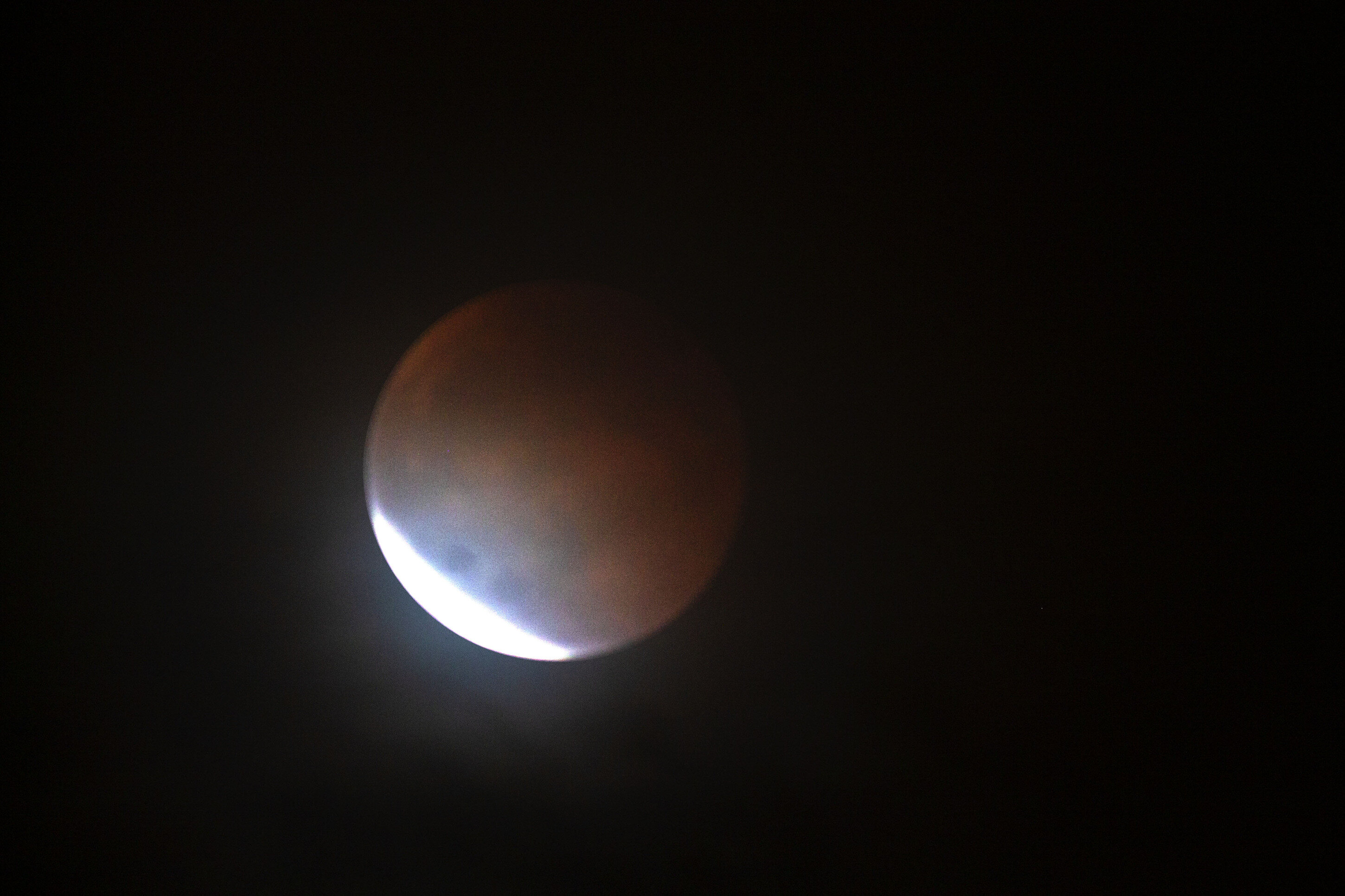 🌑 Quando l&rsquo;ombra ci unisce &ndash; Eclissi totale di Luna al castello di Montecopiolo