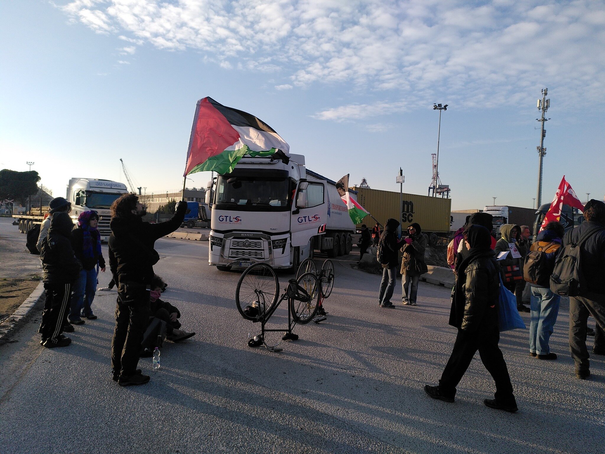 SOLIDARIETÀ AI DENUNCIATI PER IL BLOCCO