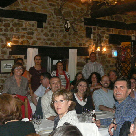 grupo de alumnos de un curso del INAP en el momento de una agradable cena en grupo grupo de alumnos de un curso del INAP en el momento de una agradable cena en grupo