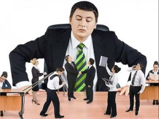 Directivo mirando displicentemente a un grupo de trabajadores
