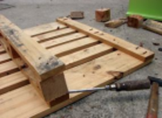 un palet de madera desmontadose