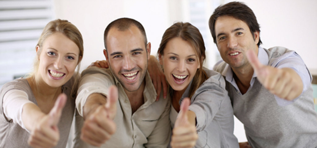 cuatro personas sonrientes con el dedo pulgar levantado cuatro personas sonrientes con el dedo pulgar levantado