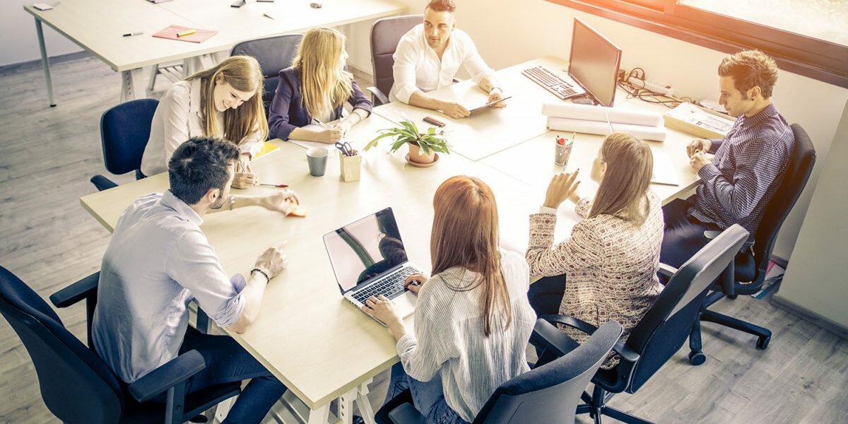 tipos-de-reuniones-de-trabajo.jpeg grupo de ejecutivos entorno a una mesa manteniendo una reunión