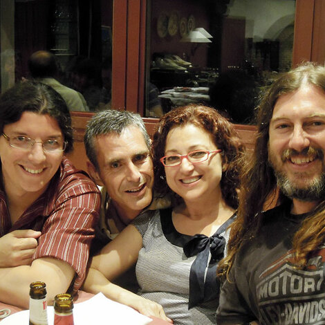 cutro personas sonrrientes cutro personas sonrrientes