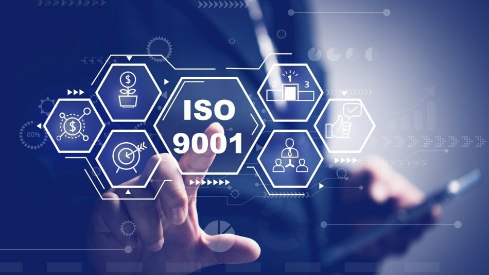 sistemasdegestiondecalidad1.jpeg montaje fotográfico con un directivo señalando ISO 9001