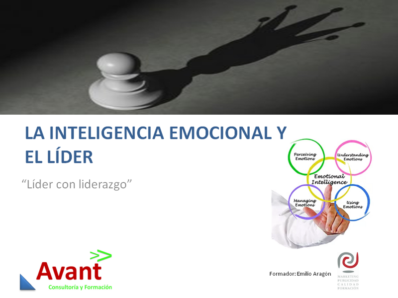 una figura de un peón de ajedréz que proyecta una sombra como si fuera el rey