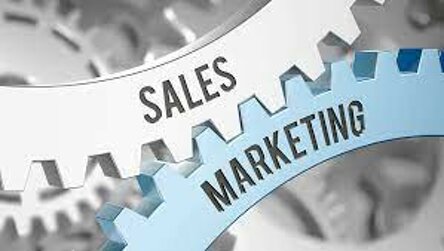 dos ruedas dentadas encajadas entres una tiene un texto de marketing y la otra sales 