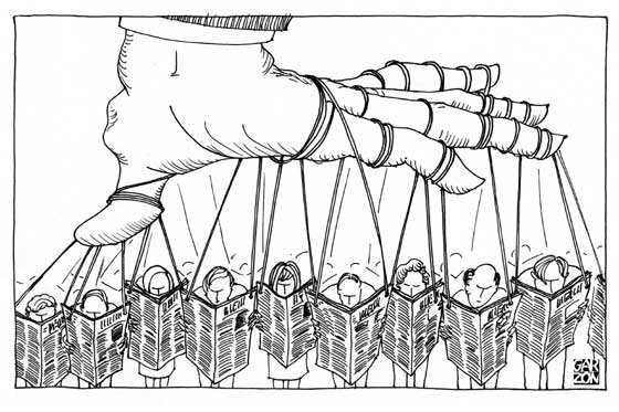 mano gobernando a humanos marionetas
