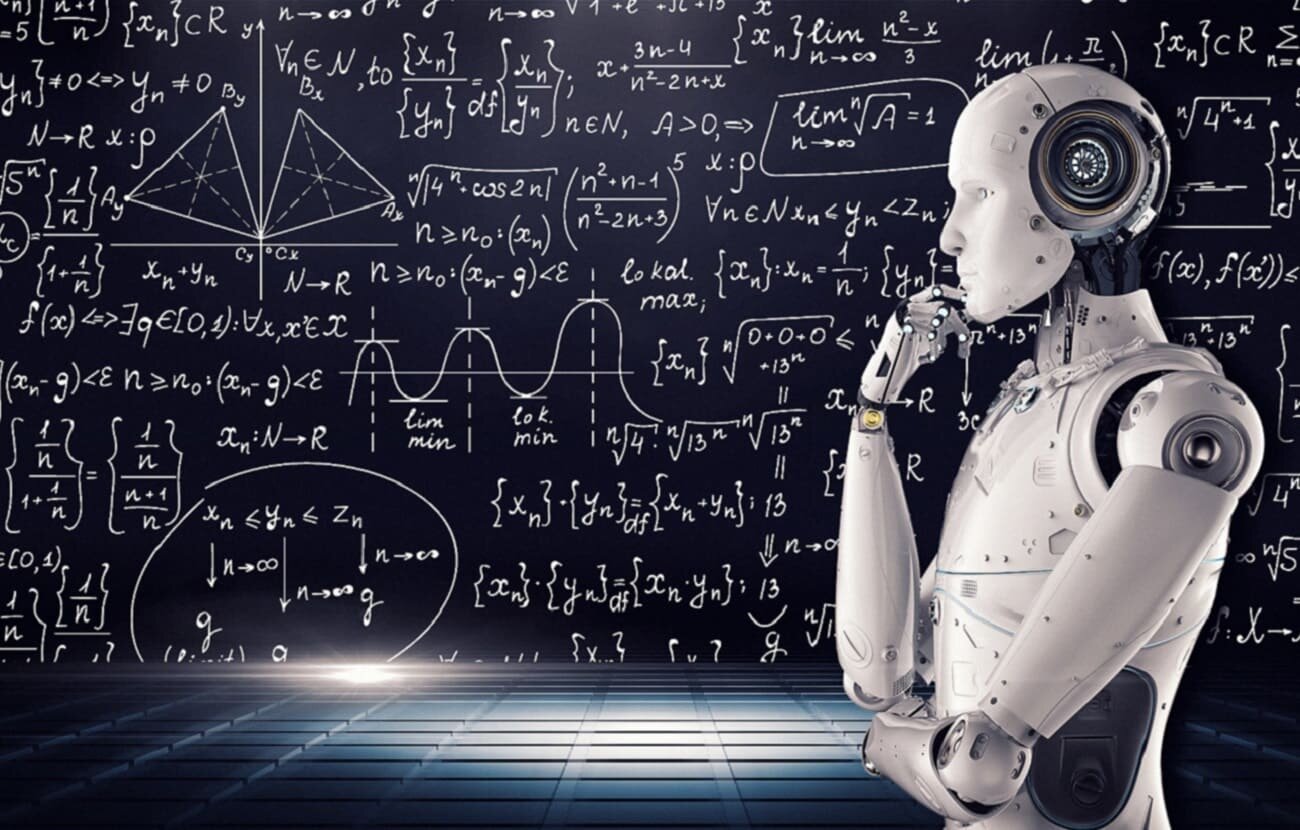 robot delante de una pizarra de case que está repleta de fórmulas matemáticas en actirud pensante.