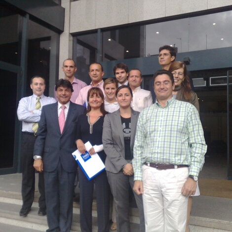 alumnos de invercaixa en una foto de grupo en la puerta de las oficinas alumnos de invercaixa en una foto de grupo en la puerta de las oficinas
