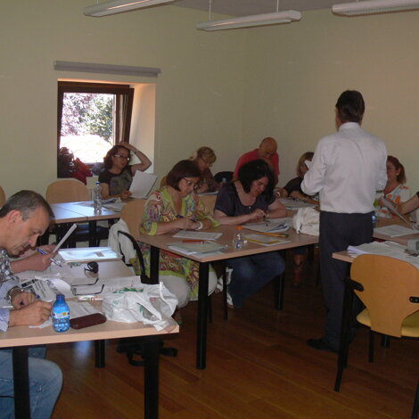 alumnos recibiendo clase sentados en pupitre alumnos recibiendo clase sentados en pupitre