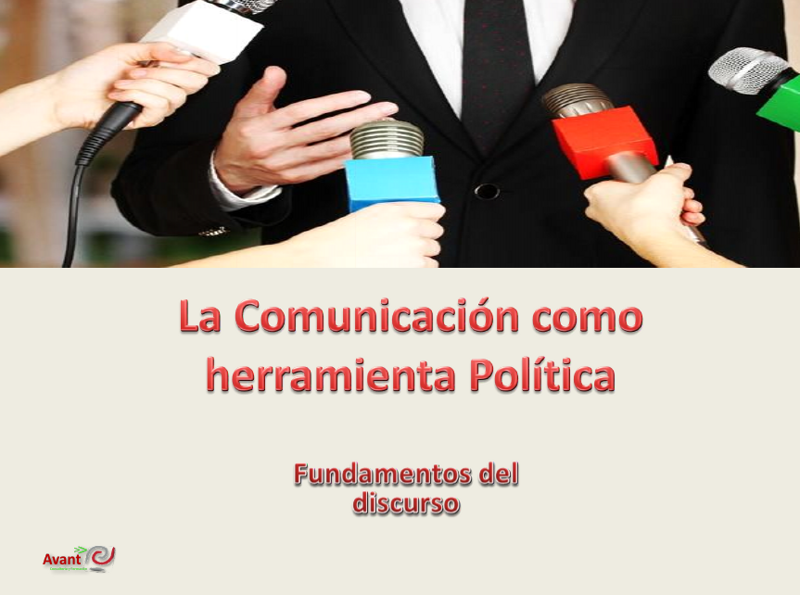 persona rodeada de micrófonos de periodistas