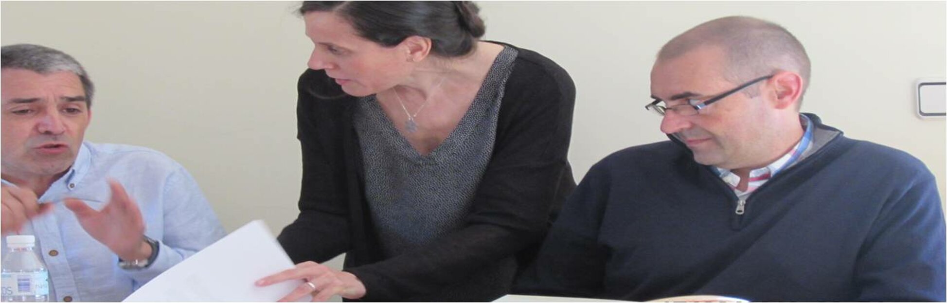 profesora-atendiendo-dudas-del-alumno.jpeg