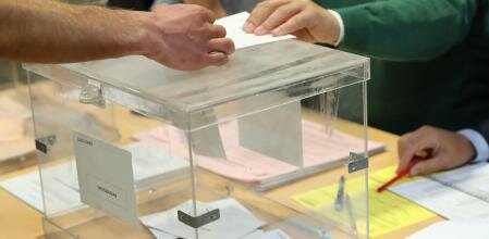 urna de metacrilato sobre una mesa electoral
