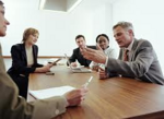 grupo de persona en una mesa de negociación