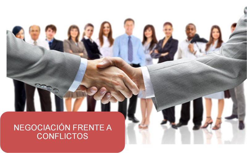 portada del curso Negociación frente a conflictos. manos chocándose en actitud de acuerdo con un fondo de un grupo de ejecutivos