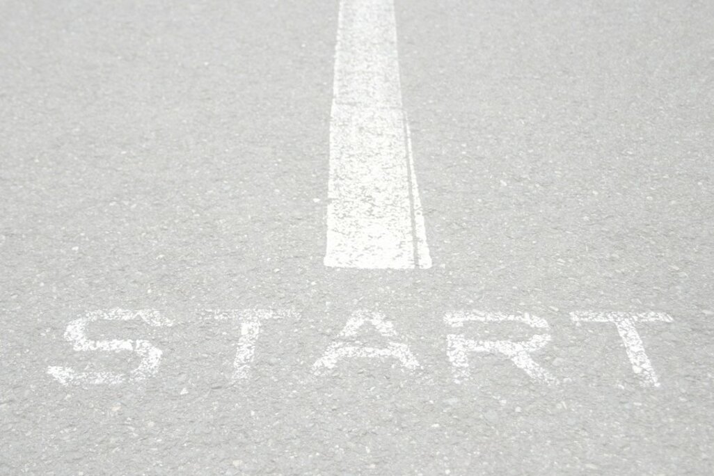 Imagen con un texto START en el asfalto