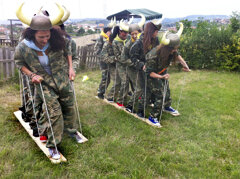 dos equipos compitiendo en un team building