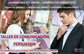 vendedora mostrando una corbata a un cliente