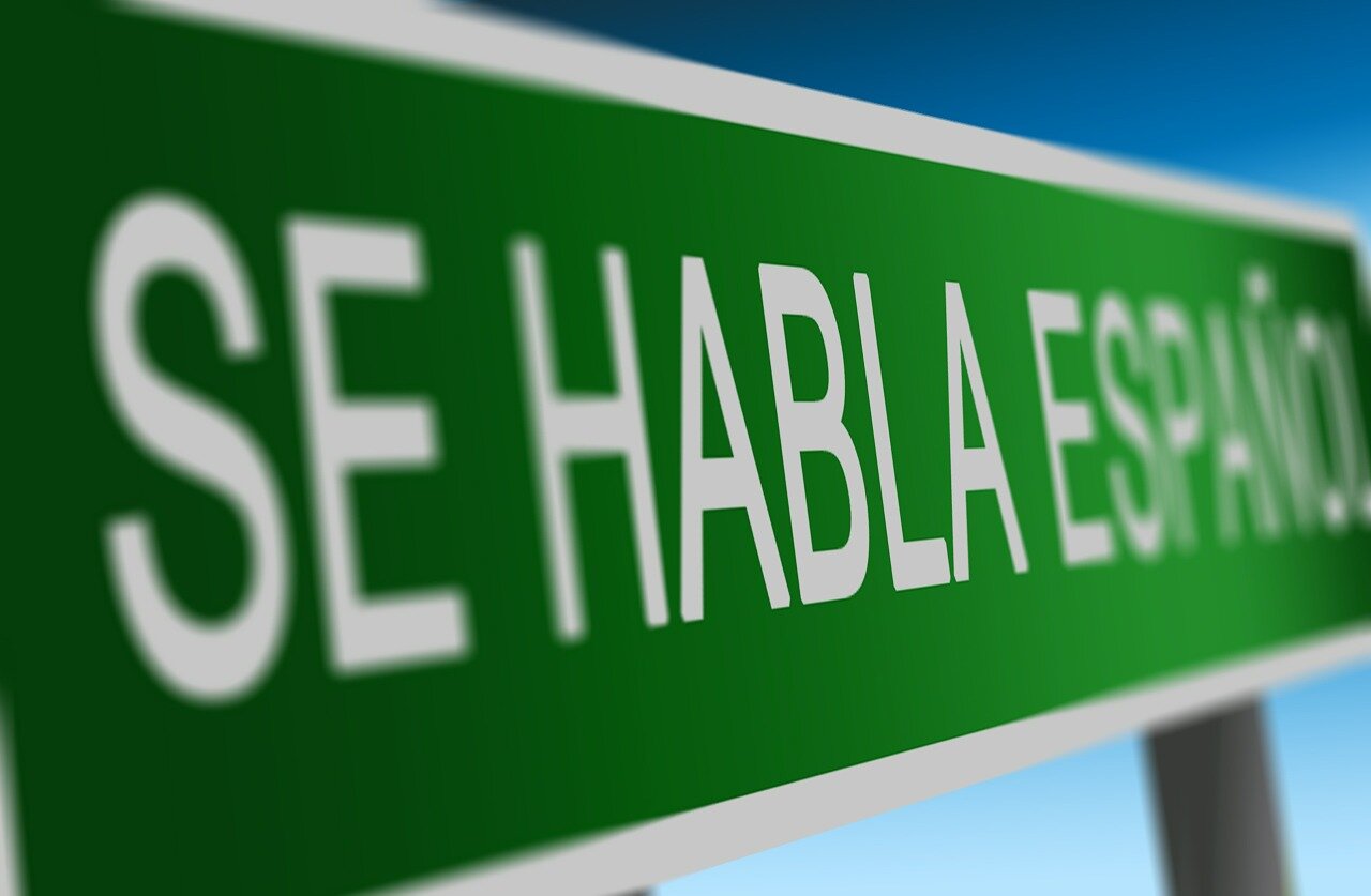cartel de carretera en el que se lee se habla español