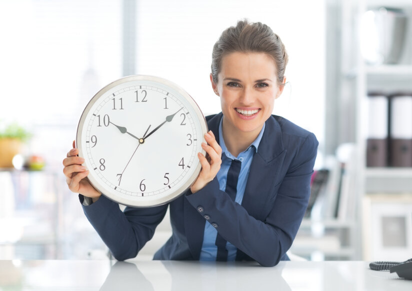 mujer con un reloj muy grande mostrándolo con una sonrrisa