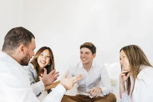 dos hombre y dos mujeres conversando en grupo