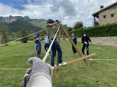 grupo de jovenes dearrollando una actividad de destreza en un team building