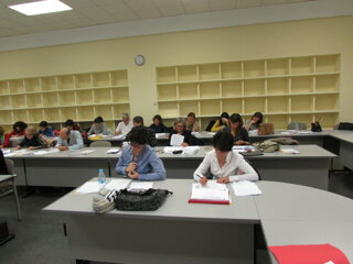 Alumnos de INAP realizando tareas