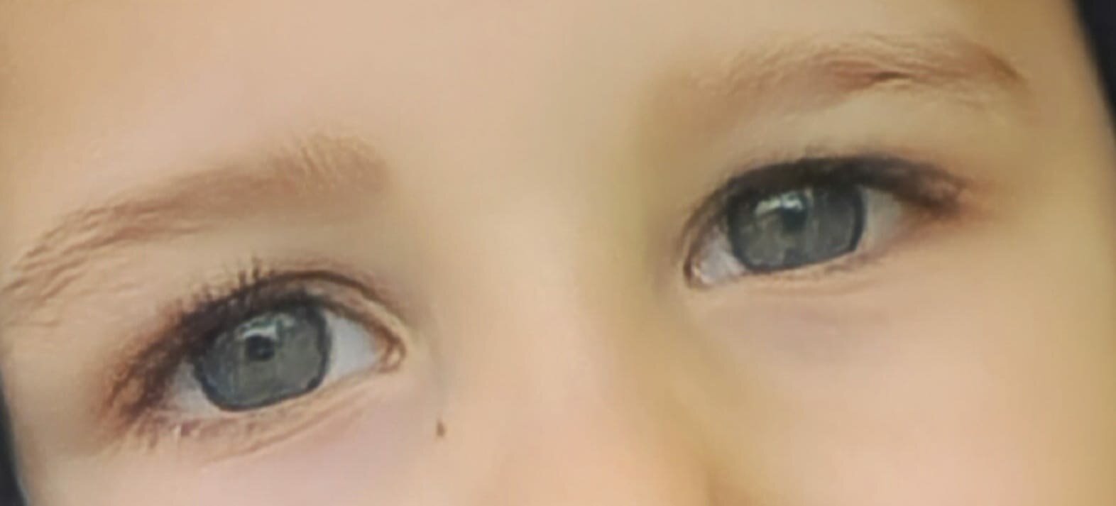 un primerísimo primer plano de los ojos de un niño