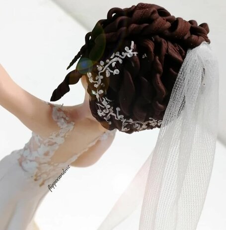 dettagli capelli raccolti con velo