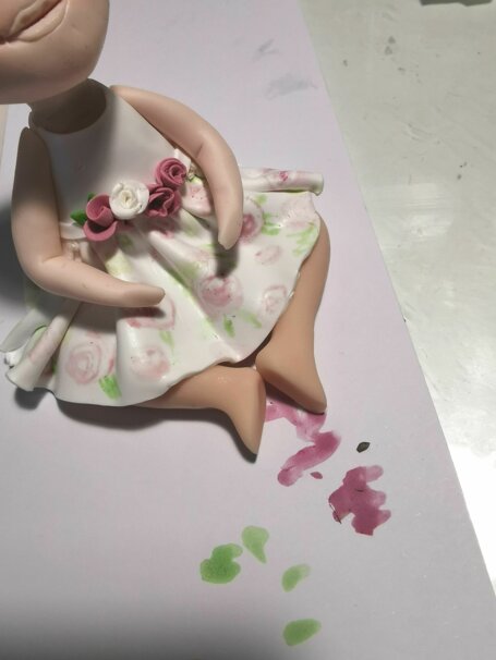 particolare vestito dipinto a mano