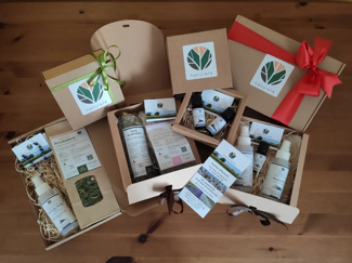Confezioni regalo di prodotti naturali con oli essenziali e acque aromatiche, confezionate artigianalmente.