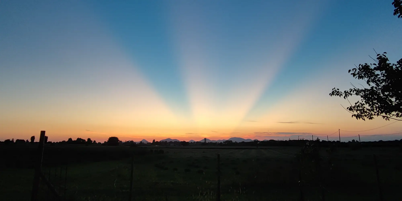Tramonto con raggi di luce sul paesaggio
