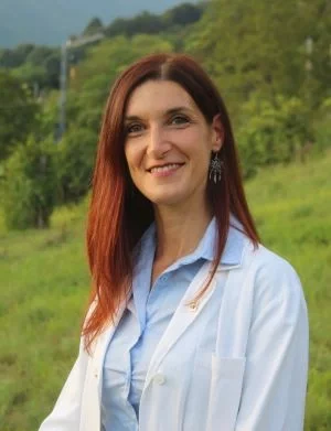 Professionista della salute in un ambiente naturale