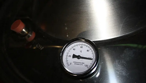 Termometro su attrezzatura per distillazione di erbe officinali